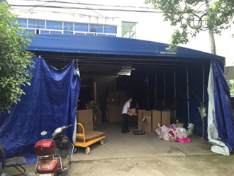 Our team member is checking quality in Jiang’s warehouse