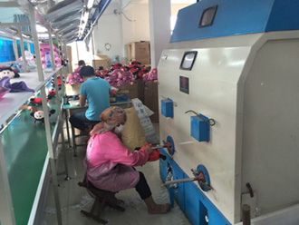 Cotton stuffing machine