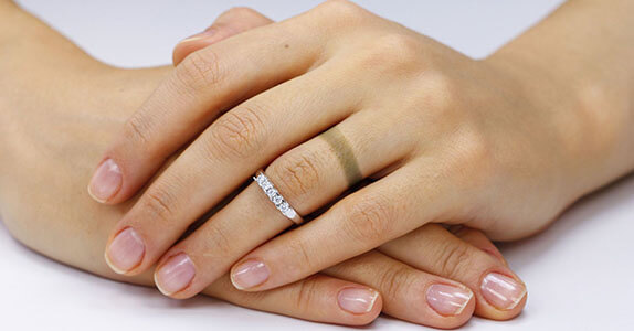 Stainless steel jewelry makes skin turn green