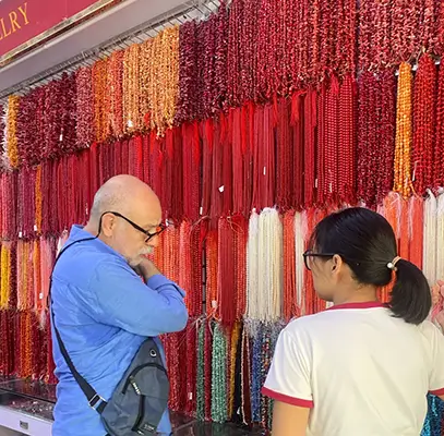 global buyer in Yiwu Changchun Street crystal jewelry